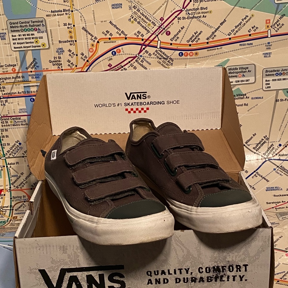 Vans Men's US Size 9.0, Women's
10.5 Solid Trainers Skate Shoes
